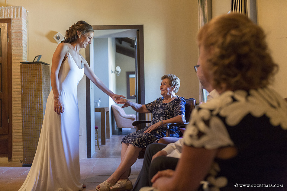abuela con la novia mira el vestido