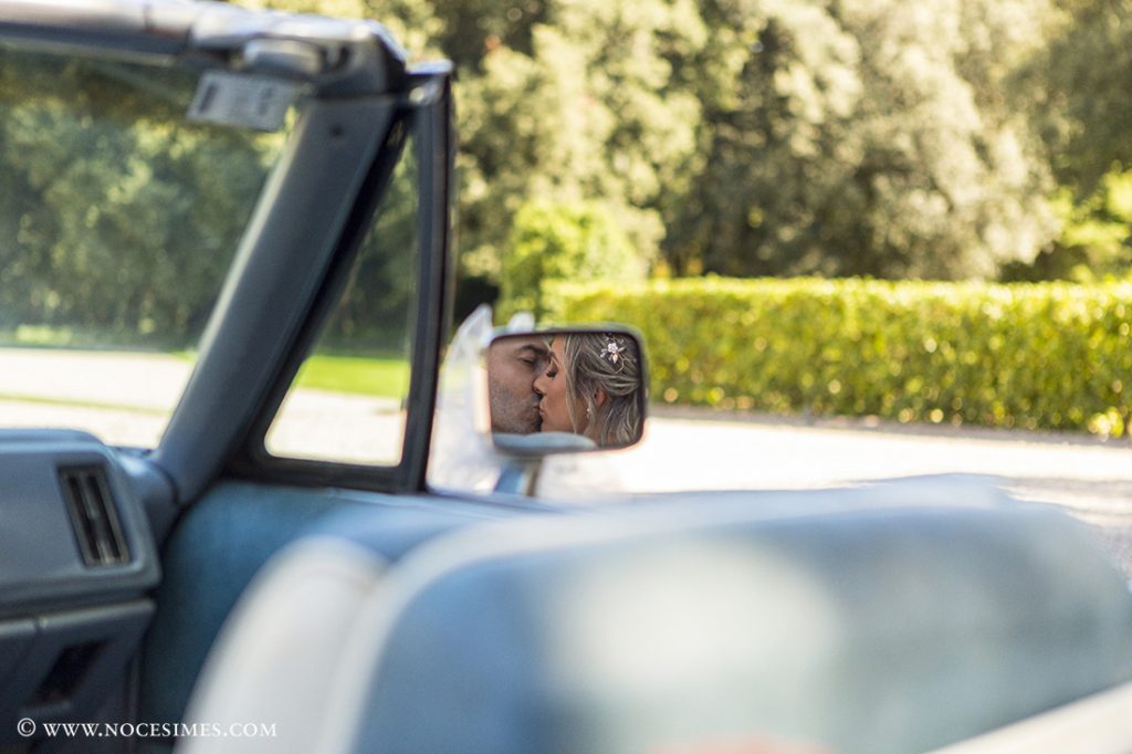 reflexe del mirall del coche que es donen un peto els nuvis