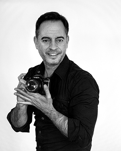 Albert Balaguer, fotògraf subjectant la càmera de fotos