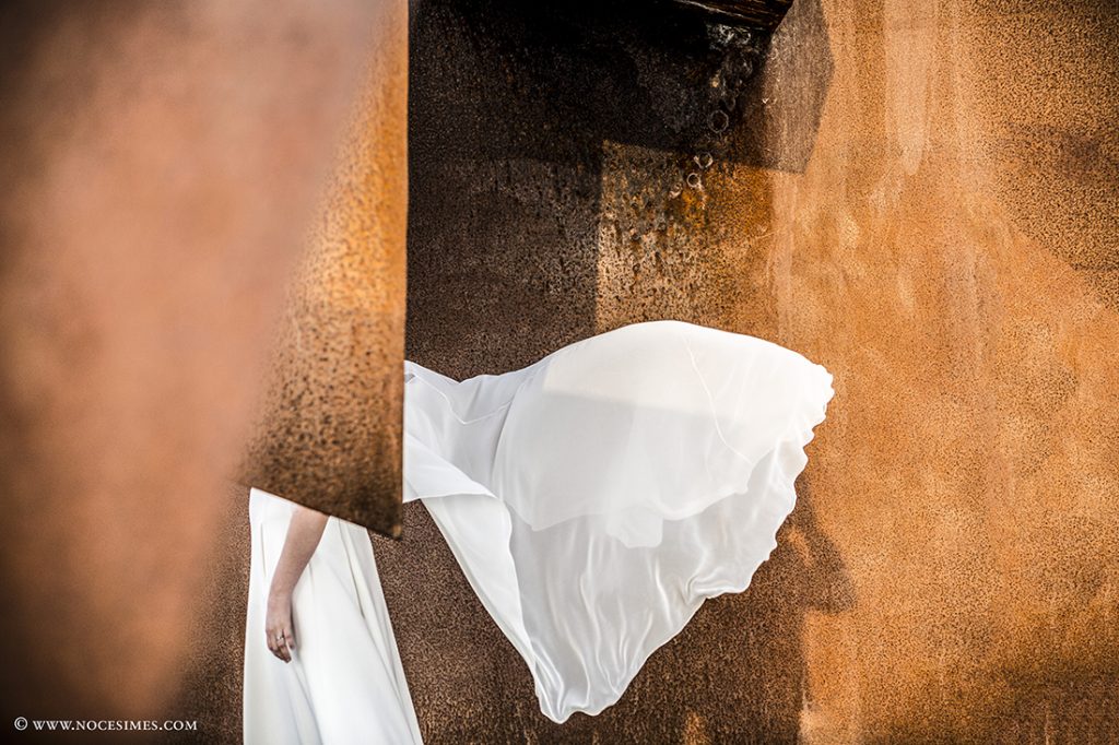 vestido novia fotografiada en medio una escultura de jorge oteiza